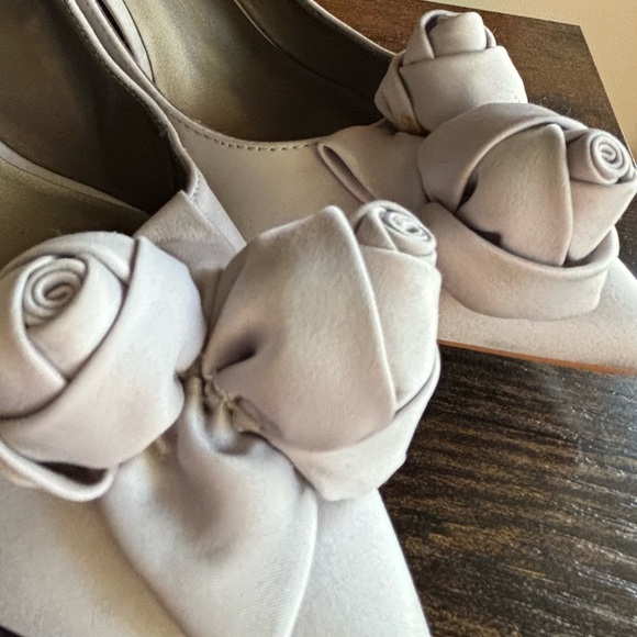 Jacques Vert| Light Grey Satin Occasion Heels w/Floral Rosette Detailing Sz 8.5 - Picture 4 of 11